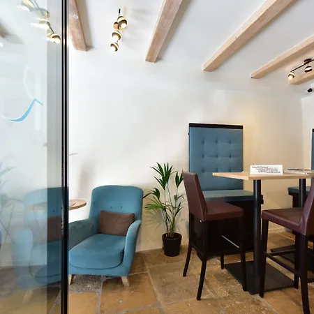 Rousseau Hotel 3*